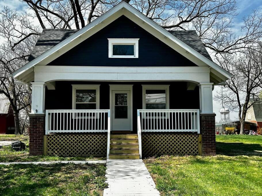 Mrs. Hughes Cottage - 2 Bedroom House W/ Parking Hamilton Exterior photo