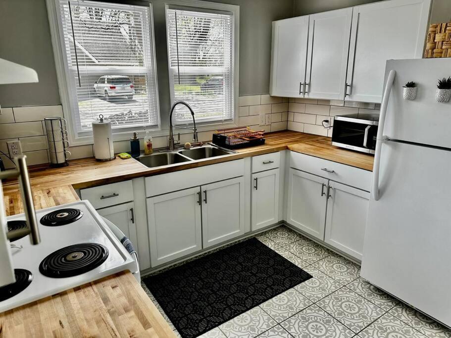 Mrs. Hughes Cottage - 2 Bedroom House W/ Parking Hamilton Exterior photo