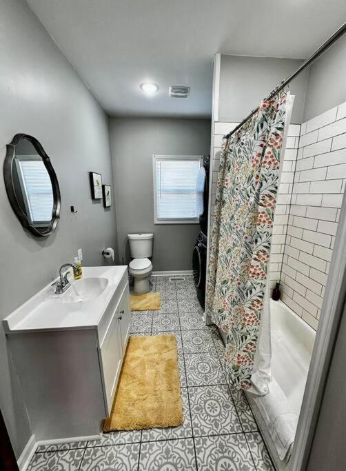 Mrs. Hughes Cottage - 2 Bedroom House W/ Parking Hamilton Exterior photo