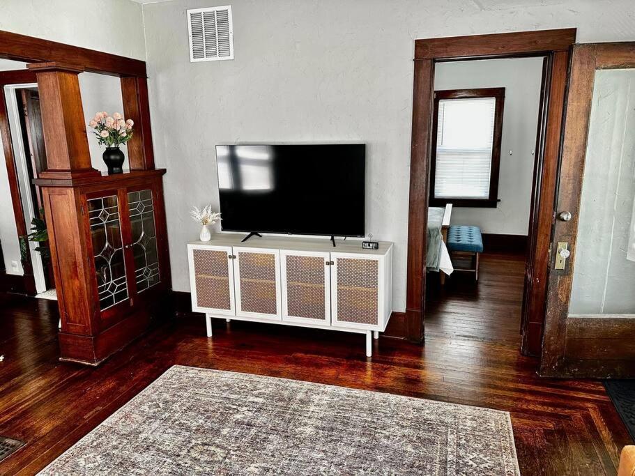 Mrs. Hughes Cottage - 2 Bedroom House W/ Parking Hamilton Exterior photo