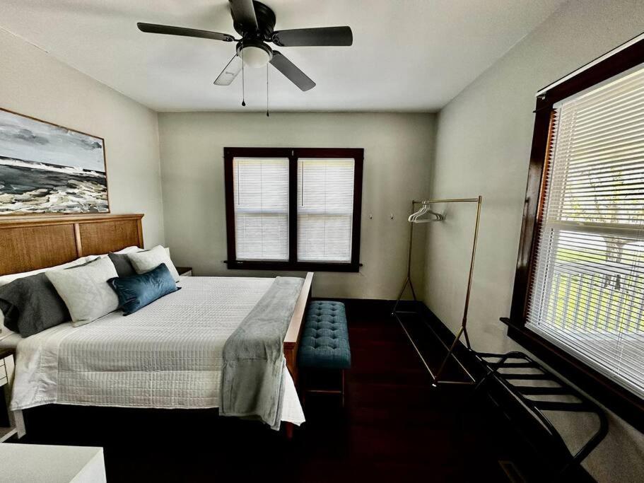 Mrs. Hughes Cottage - 2 Bedroom House W/ Parking Hamilton Exterior photo